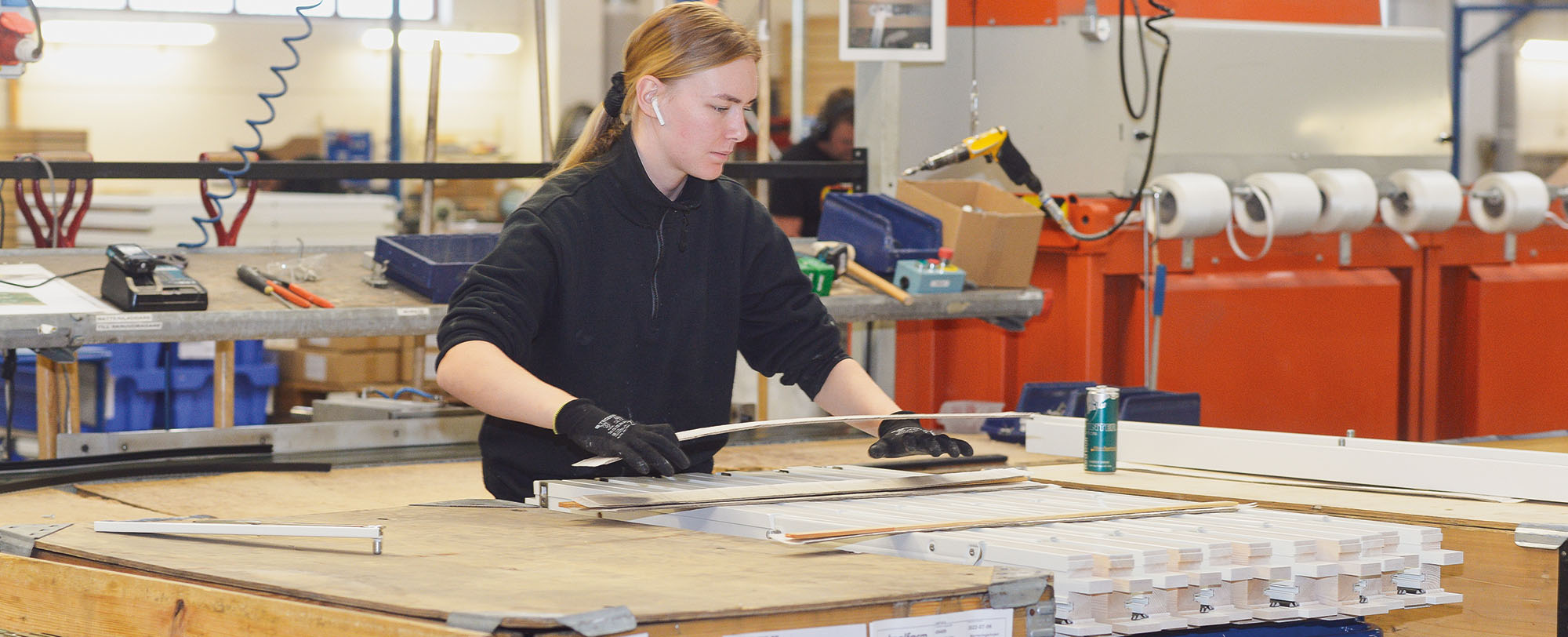 Arbetarna i fabriken på Tomoku Hus är kollektivanställda och jobbar mellan 06:45 – 16:00, förutom varannan fredag då arbetsdagen slutar 13:00.
